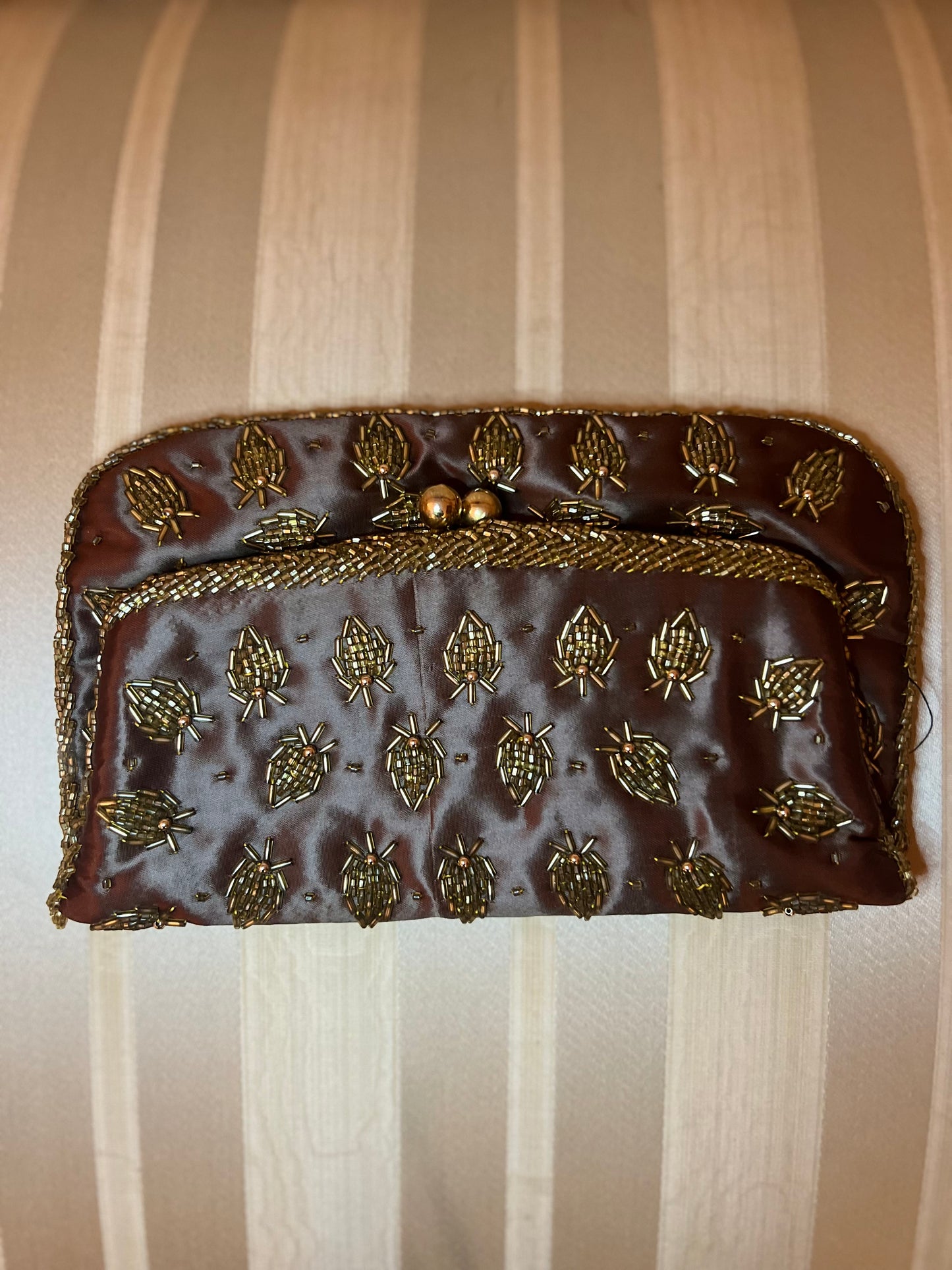 Pochette ricamata a mano colore marrone / bordeaux