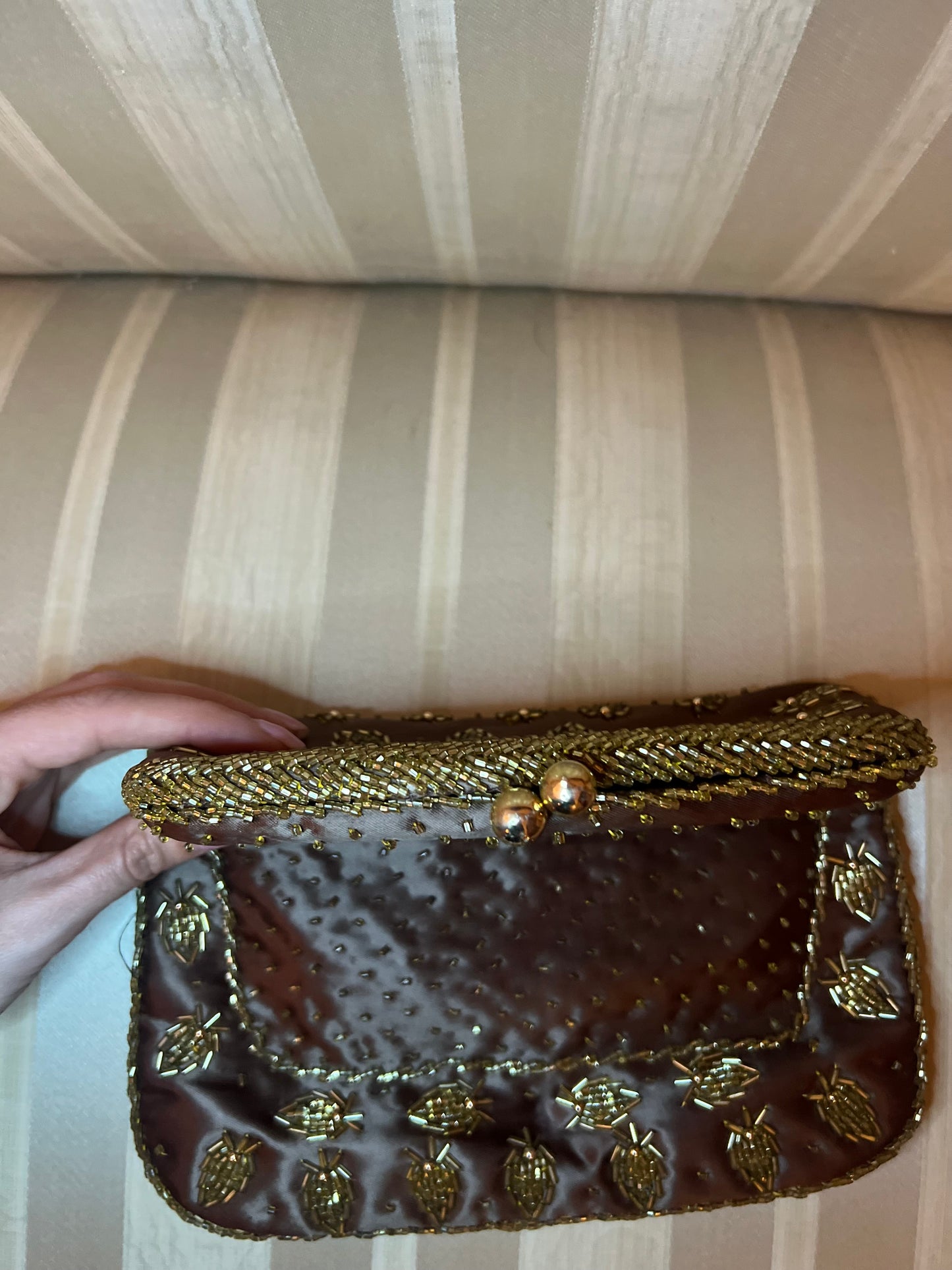 Pochette ricamata a mano colore marrone / bordeaux