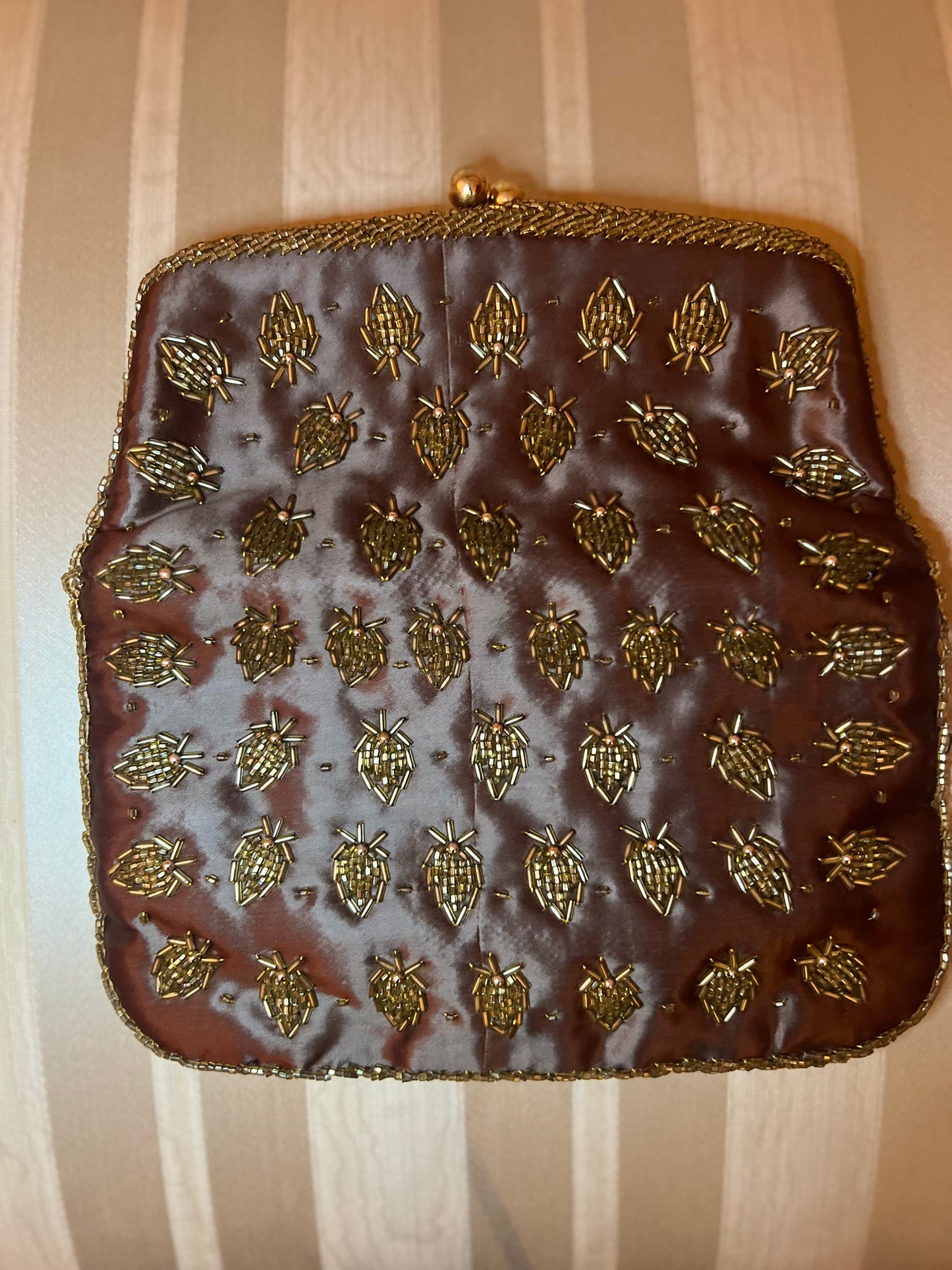 Pochette ricamata a mano colore marrone / bordeaux