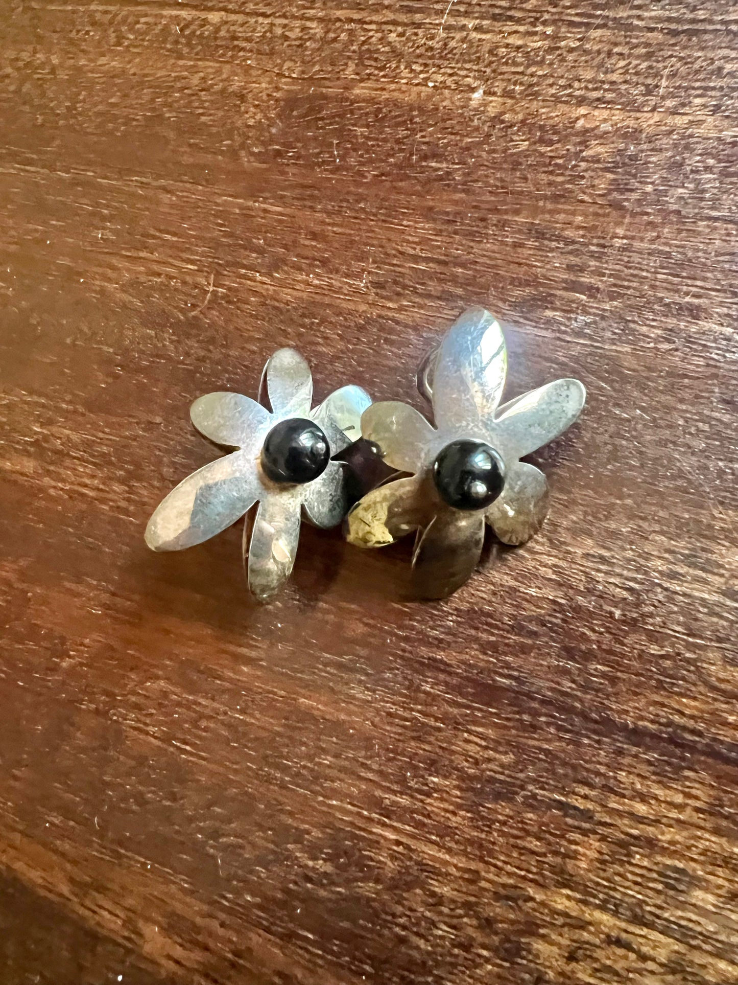 Orecchini a clip in argento a forma di fiore con perlina nera