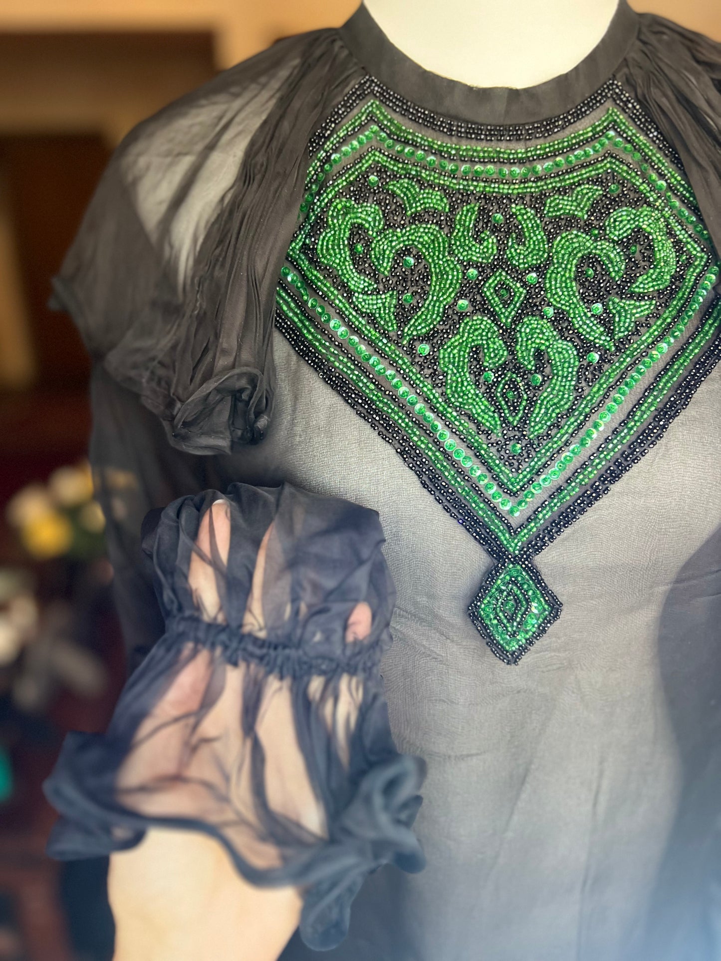 Camicia sartoriale trasparente ricamata a mano