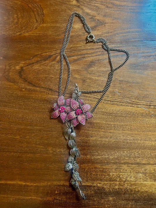 Spilla con chiusura a collana e fiori di Swarovski