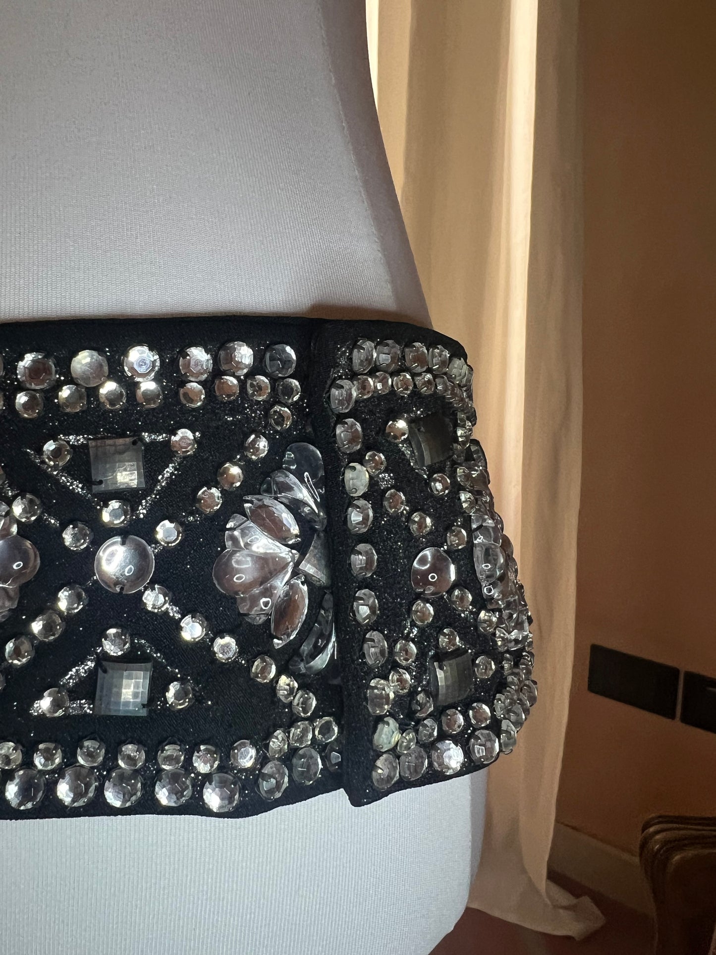 Cintura / accessorio ricamata a mano con strass