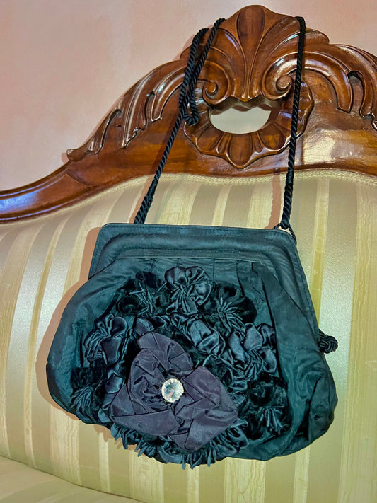 Pochette nera in raso e velluto con dettaglio